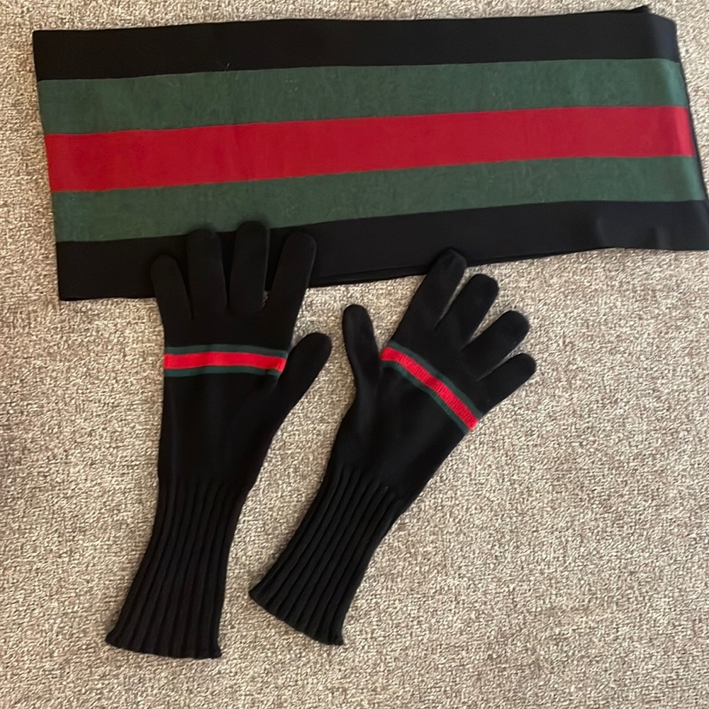 Like new scarf and glove Gucci set black green and red